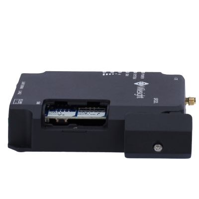 Leitor preto de cartões micro-SD com ranhura e texto branco