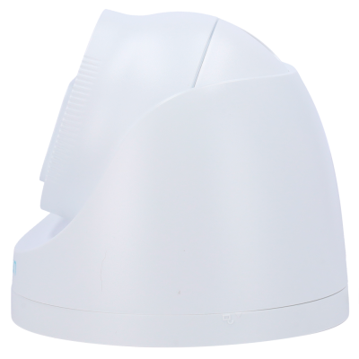 Secador de cabelo branco em fundo branco