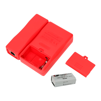 Dispositivo vermelho com bateria 9V GP Supercell fora da caixa e tampa removida