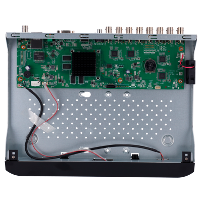 Interior de dispositivo eletrónico com placa de circuito verde e carcaça metálica prateada