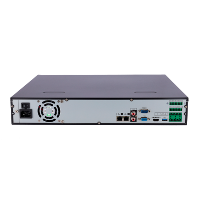 Parte traseira de equipamento eletrónico com várias portas e ventoinha