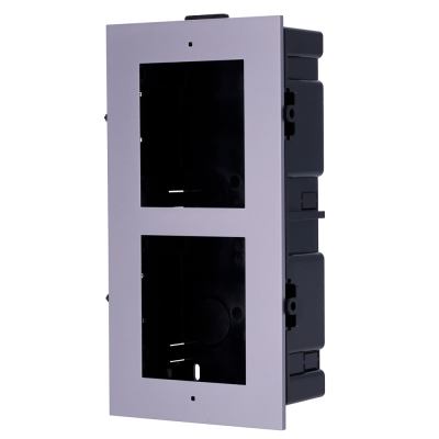 Módulo elétrico retangular com janelas pretas