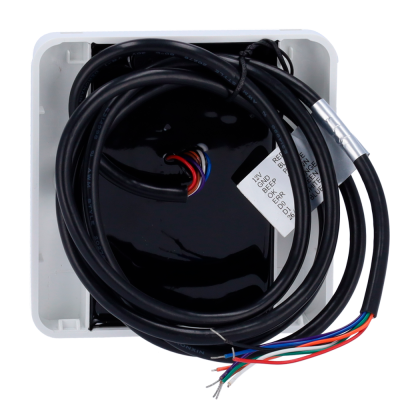 cabo elétrico preto com fios coloridos e etiqueta dentro de caixa branca