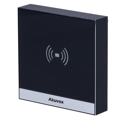 Leitor de cartão RFID preto Akuvox com base metálica prateada sobre superfície branca