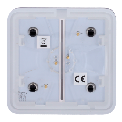 Base quadrada branca com orifícios pretos e etiquetas com símbolos e texto CE