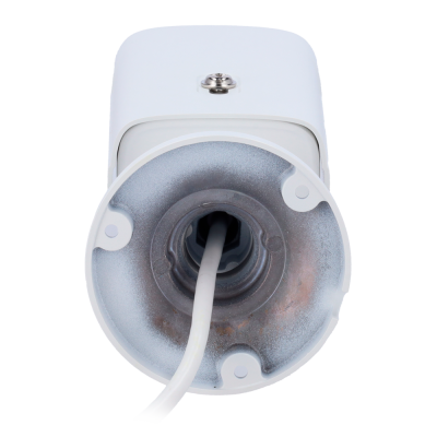 Suporte para câmara de segurança branco com cabo branco visível