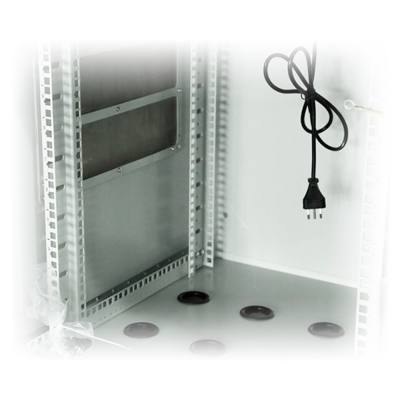 Estrutura metálica branca de rack com buracos pretos na base e cabo elétrico preto