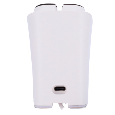 Carregador branco com porta USB tipo C em fundo preto
