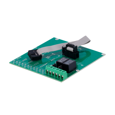 Placa eletrónica verde com relés, terminal de conexão e cabo de fita cinza