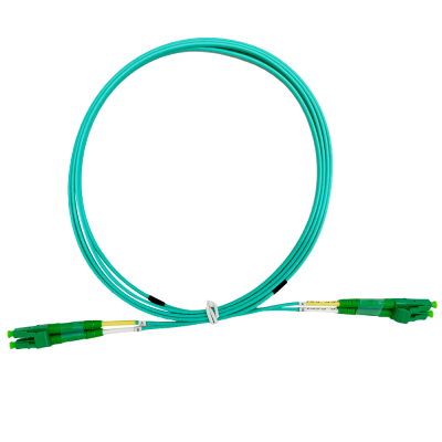 Cabo de fibra ótica verde-turquesa com conexões LC verdes
