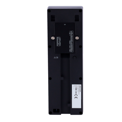 Dispositivo eletrônico preto com etiquetas técnicas e marca HIKVISION