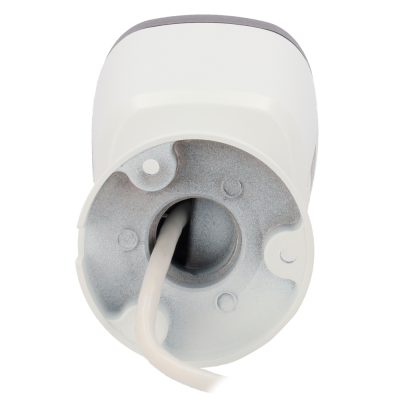 Câmera de vigilância branca com cabo conectado