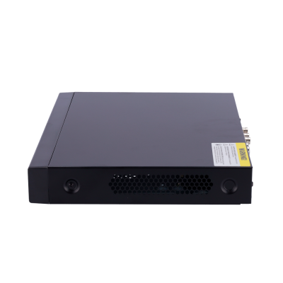 Dispositivo de rede preto com grelha hexagonal e etiquetas na lateral