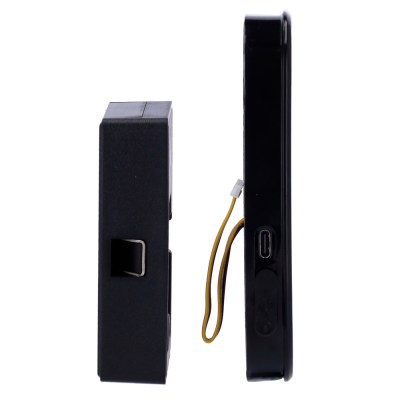 Dispositivos eletrónicos pretos de perfil com conectores USB e USB-C e cabo amarelo