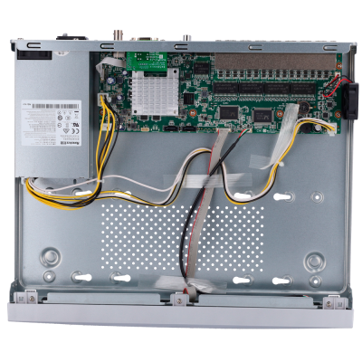 Interior de dispositivo eletrónico com placa de circuito, fios e caixa metálica