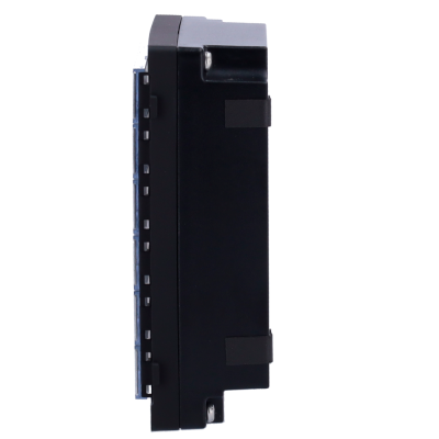 Componente electrónico preto com formato rectangular visto de lado