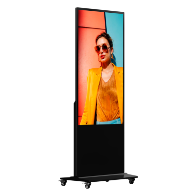 Ecrã digital vertical com imagem de mulher com blazer amarelo e óculos de sol