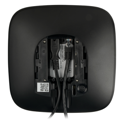 Dispositivo eletrônico preto com cabos conectados e código QR