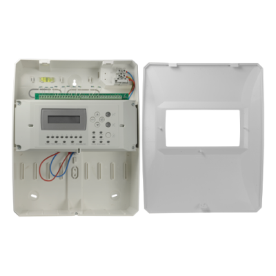 Caixa de controlo electrónica branca aberta com visor e fios expostos