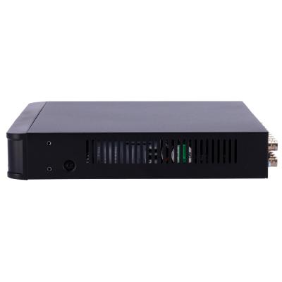 Dispositivo eletrônico preto retangular com ranhuras verticais e conectores metálicos