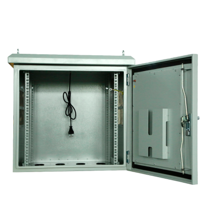 Caixa metálica cinza aberta com cabo preto pendurado