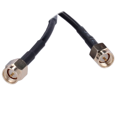 Cabo coaxial preto com conectores metálicos dourados em ambas as extremidades