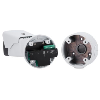 Câmara de vigilância branca com suporte aberto mostrando conexões