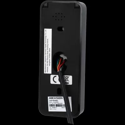 Leitor de cartão preto Hikvision com cabo e etiquetas na parte traseira