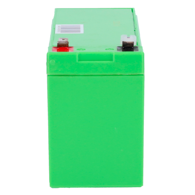 Bateria verde retangular com terminais vermelho e branco e etiqueta com código de barras