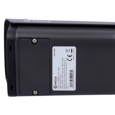 Dispositivo eletrônico preto com etiqueta técnica branca em fundo branco