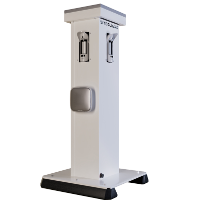 Coluna branca para desinfeção com dispensadores prateados e texto SITEGUARD