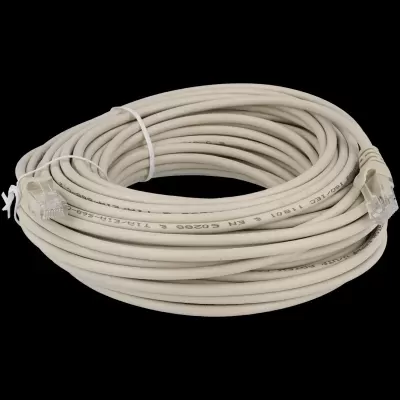 Cabo de rede Ethernet cinza claro com conectores RJ45