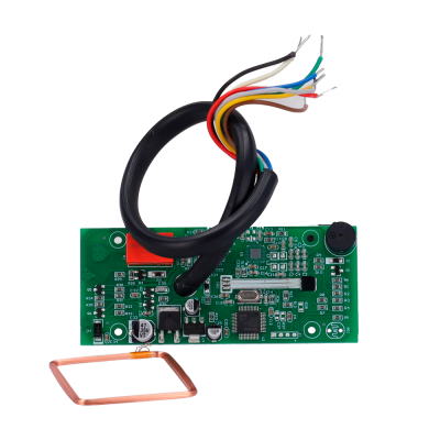 Placa eletrónica verde com fios coloridos e bobina de cobre quadrada