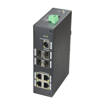 Switch de rede preto com várias portas Ethernet e SFP