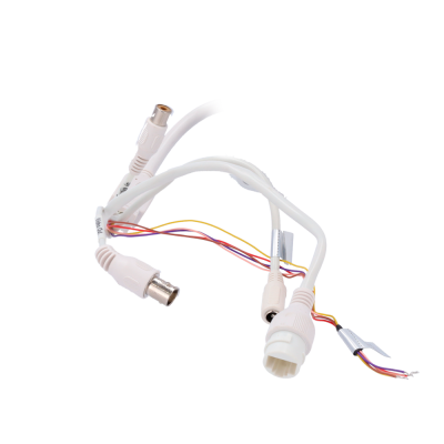 Câmara de vigilância branca com cabos e conectores expostos