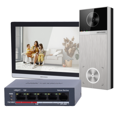 Sistema de vídeo porteiro Hikvision com tela LCD mostrando uma família, intercomunicador metálico e unidade de rede PoE.