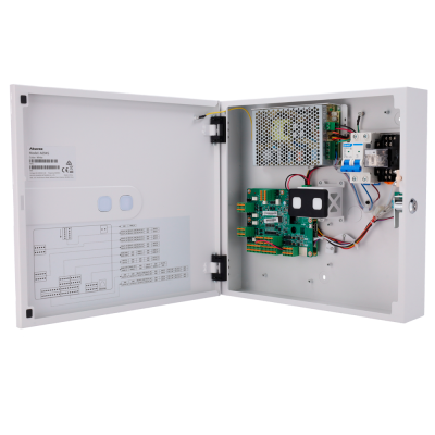 Caixa metálica branca aberta com componentes eletrónicos internos e etiquetas Akuvox.