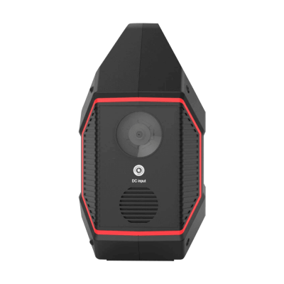Dispositivo preto com detalhes vermelhos, lente circular, entrada DC e grelha frontal