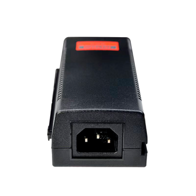 Carregador preto retangular com etiqueta vermelha e entrada elétrica