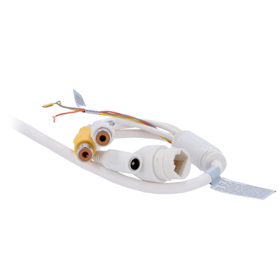 Cabos e conectores brancos com conectores RCA, DC e Ethernet sobre fundo cinzento claro