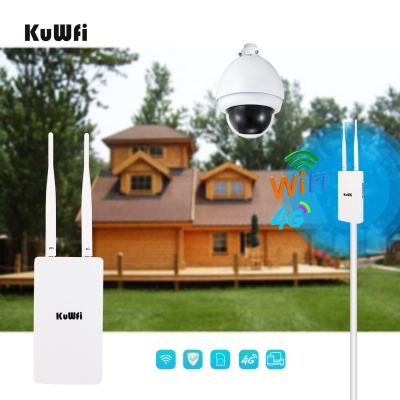 Router WiFi KuWFi branco com duas antenas e câmara de vigilância dome branca suspensa em ambiente exterior com casa de madeira ao fundo
