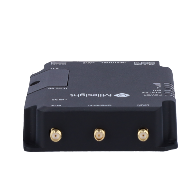 Dispositivo eletrónico preto com três conectores dourados e marca Milosight