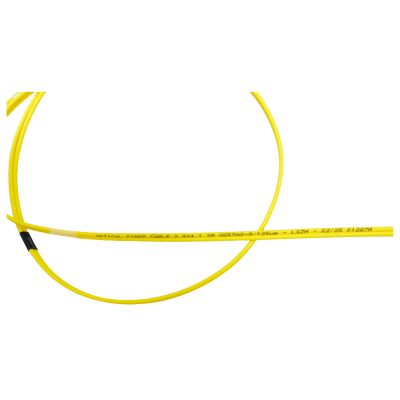 Cabo de fibra ótica amarelo com texto preto impresso.