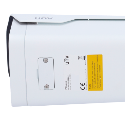 Câmara IP branca Uniview com etiqueta amarela e texto de instruções