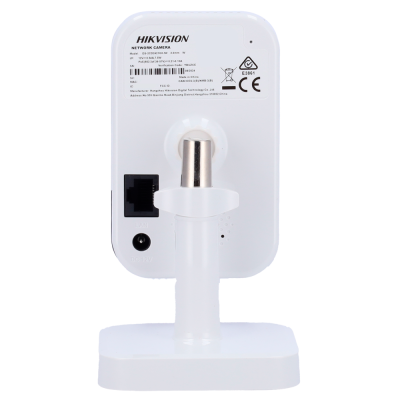 Câmara de rede Hikvision branca com etiquetas técnicas e suporte