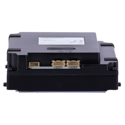 Módulo eletrónico preto com conectores e rótulo branco em fundo branco