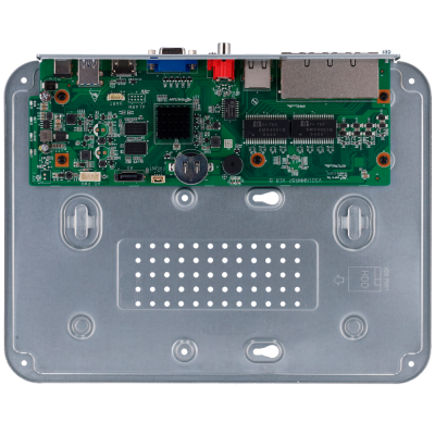 Placa eletrónica verde com componentes montada em base metálica cinzenta