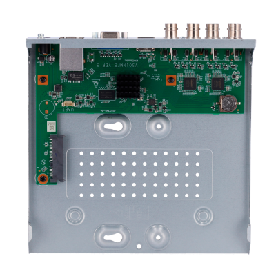 Placa eletrónica verde com componentes num chassis metálico cinza