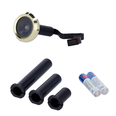 Objetiva olho de peixe, extensores pretos e duas pilhas AA numa mesa