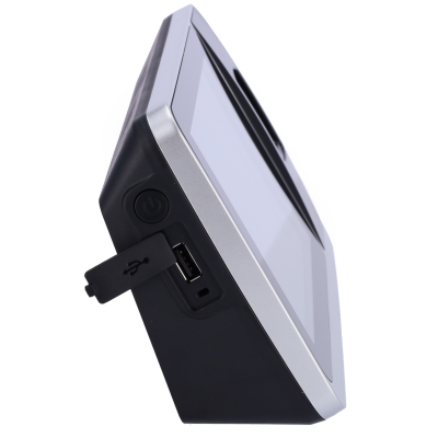 Dispositivo preto com moldura prateada e ecrã inclinado